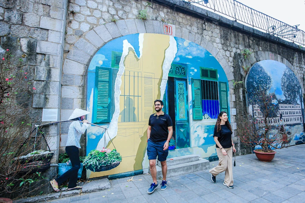 Không chỉ giớ trẻ ở Hà nội, nhiều người nước ngoài cũng thích thú khi tới phố bích họa Phùng Hưng vào thời điểm này.