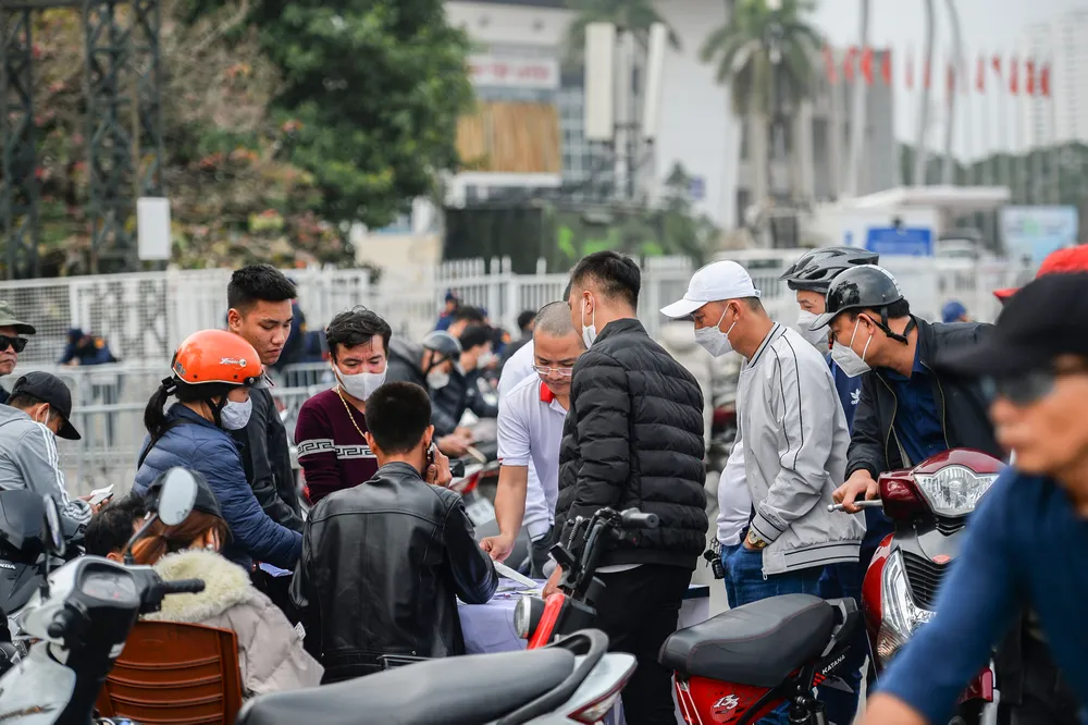 Theo khảo sát, một cặp vé 400.000 đồng, được đẩy lên 1,6 - 2 triệu đồng/cặp vé; giá 600.000 đồng được đẩy lên 2,4 - 2,6 triệu đồng/cặp; giá 800.000 được đẩy lên 3,2 - 3,5 triệu đồng/cặp vé và giá 1 triệu đồng được đẩy lên 4 - 4,2 triệu đồng/cặp vé.