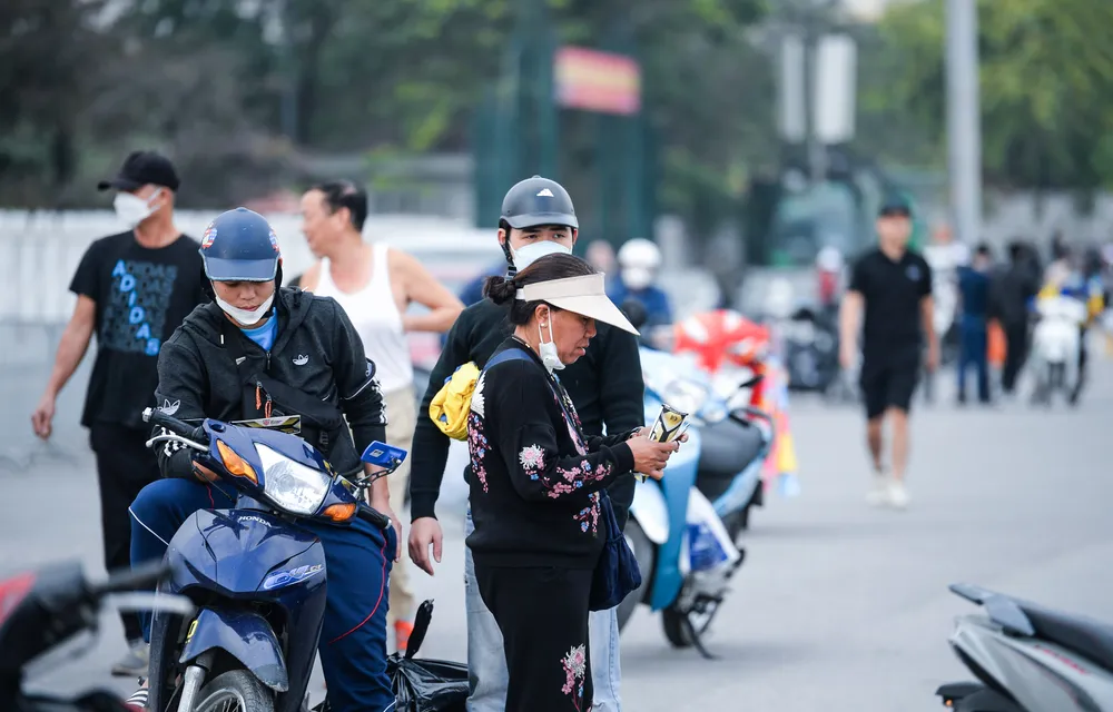 Theo một phe vé tại sân Mỹ Đình, với tâm lý càng sát giờ, vé sẽ càng sốt nên giá vé lúc chiều 12-1 vẫn ở ngưỡng rất cao, chưa có dấu hiệu hạ nhiệt.