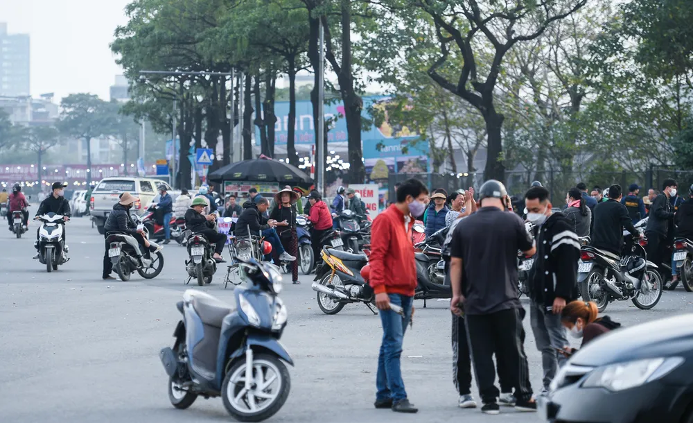 Theo ghi nhận vào ngày 12-1, trước trận chung kết lượt đi AFF Cup 2022 giữa Đội tuyển Việt Nam và Đội tuyển Thái Lan một ngày, dân “phe vé” tụ tập trước khu vực gần SVĐ quốc gia Mỹ Đình, liên tục mời chào khách.