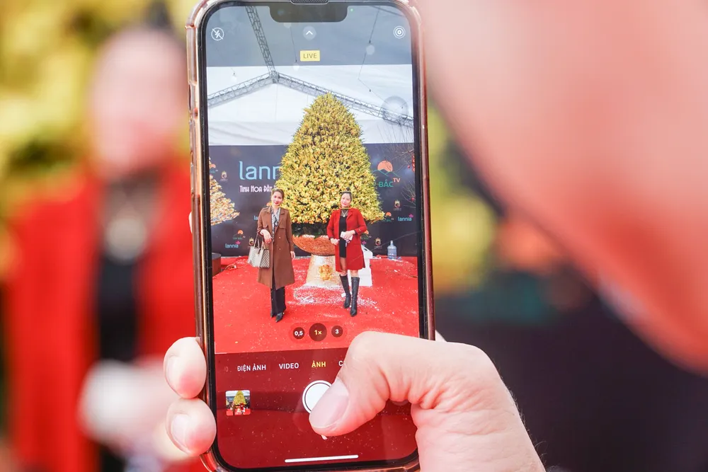 Người bán hàng ở đây cho biết, để hoàn thiện được tác phẩm phải huy động 10 người làm trong vòng 2 ngày 2 đêm.