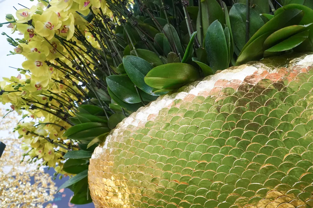 Toàn bộ chậu hoa lan được khảm trai, mạ vàng, mang đến sự sang trọng, quý phái, may mắn.