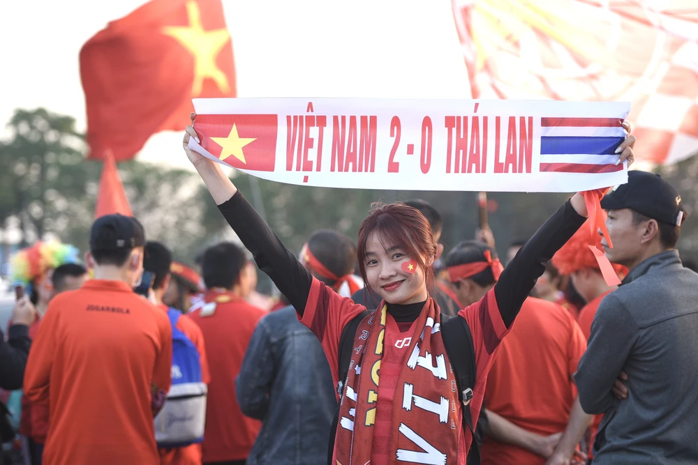 2-0, băng rôn này được nữ cổ động viên xinh đẹp chuẩn bị sẵn. Liệu đây có phải kết quả trận đấu tối nay mà phần thắng thuộc về tuyển Việt Nam? 2-0, băng rôn này được nữ cổ động viên xinh đẹp chuẩn bị sẵn. Liệu đây có phải kết quả trận đấu tối nay mà phần thắng thuộc về tuyển Việt Nam?