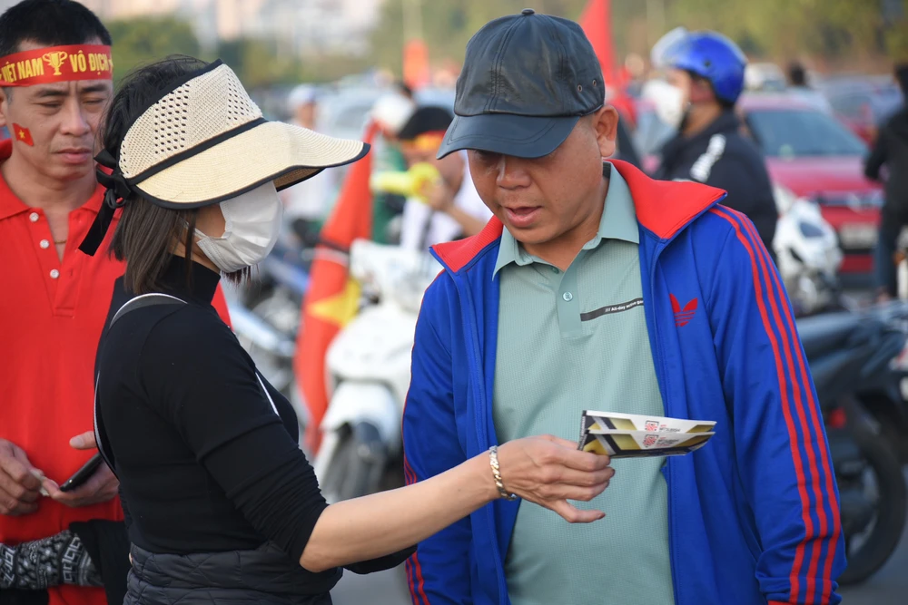 Trước giờ bóng lăn, thị trường vé "chợ đen" khá nhộn nhịp. Theo khảo sát, một cặp vé với mệnh giá 400.000 đồng, được đẩy lên 1,6 - 2 triệu đồng, vé mệnh giá 600.000 đồng được đẩy lên 2,4 - 2,6 triệu đồng/cặp, mệnh giá 800.000 được đẩy lên 3,2 - 3,5 triệu đồng/cặp, mệnh giá 1 triệu đồng được đẩy lên 4 - 4,2 triệu đồng/cặp. Trước giờ bóng lăn, thị trường vé "chợ đen" khá nhộn nhịp. Theo khảo sát, một cặp vé với mệnh giá 400.000 đồng, được đẩy lên 1,6 - 2 triệu đồng, vé mệnh giá 600.000 đồng được đẩy lên 2,4 - 2,6 triệu đồng/cặp, mệnh giá 800.000 được đẩy lên 3,2 - 3,5 triệu đồng/cặp, mệnh giá 1 triệu đồng được đẩy lên 4 - 4,2 triệu đồng/cặp.