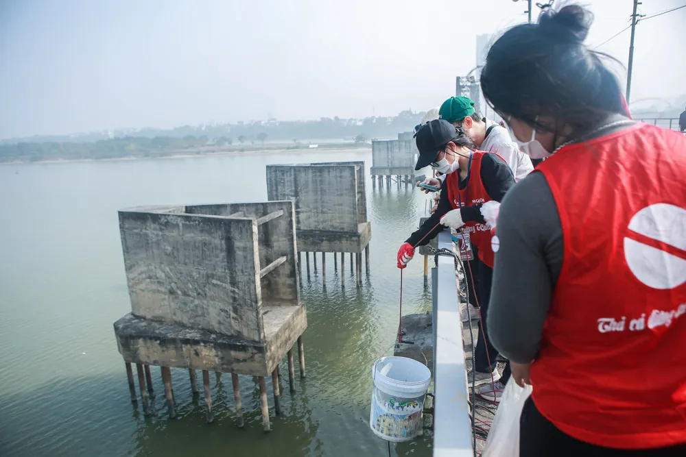Có hơn 200 tình nguyện viên hỗ trợ người dân thả cá, rải tro, thu gom túi ni lông bảo vệ môi trường.
