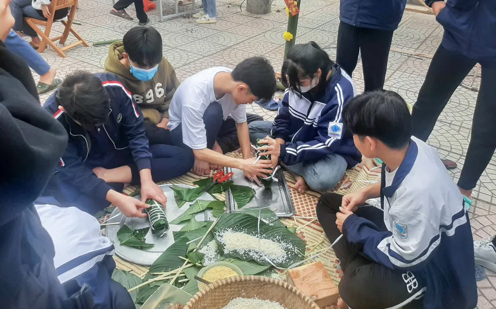 Ngày 15-1, Ban chấp hành Đoàn Trường THPT Bình Sơn, huyện Sông Lô, tỉnh Vĩnh Phúc đã tổ chức chương trình ngoại khoá với chủ đề Tết sum vầy - Xuân yêu thương.