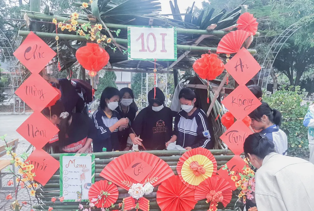 Ngoài phần gói bánh chưng Tết, chương trình còn tổ chức hội chợ xuân, là nơi học sinh tham gia bày bán các sản phẩm theo chi đội, 100% sản phẩm do tự tay các em làm.