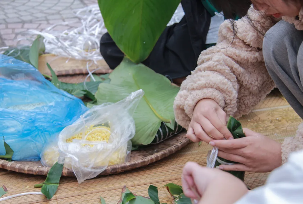 Dưới sự chỉ dẫn của các thầy cô giáo, những chiếc bánh được dần hoàn thiện. Bánh sẽ được gửi đến các em học sinh của nhà trường có hoàn cảnh gia đình khó khăn. Đây là việc làm hết sức ý nghĩa và thiết thực.