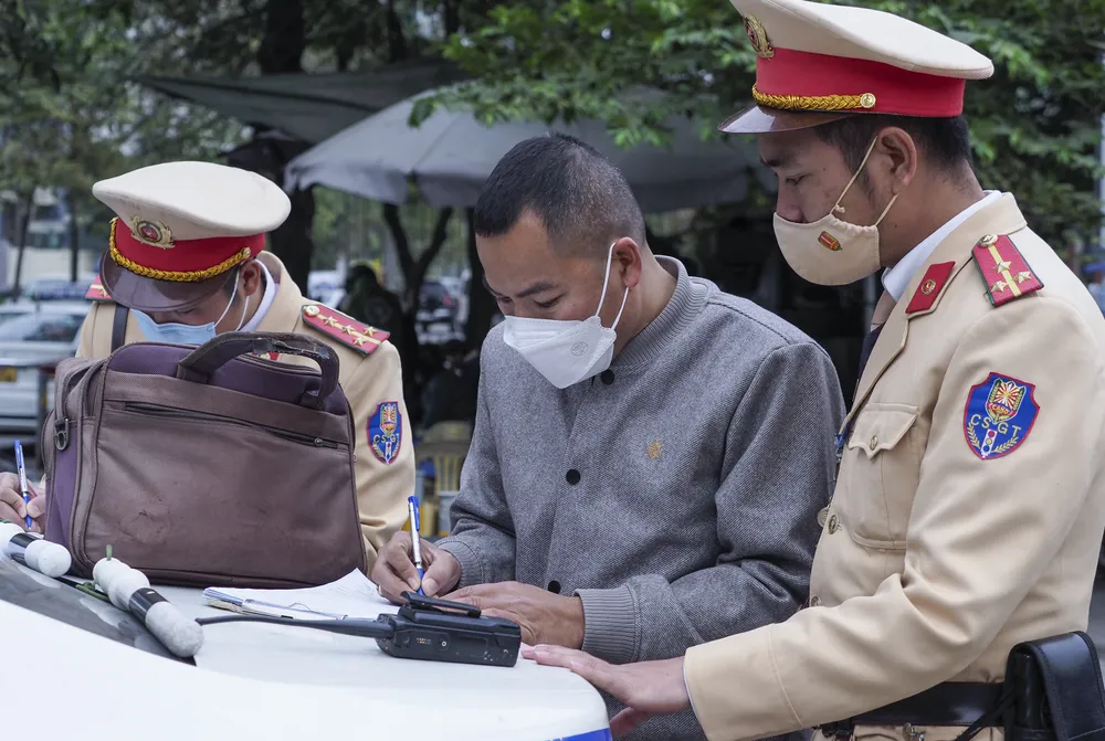 Trong một tuần ra quân vừa qua, Đội CSGT số 6 đã xử lý được 230 trường hợp với các lỗi dừng đỗ, đón trả khách sai quy định và đi dưới tốc độ tối thiểu cho phép… với tổng số tiền phạt là hơn 60 triệu đồng.