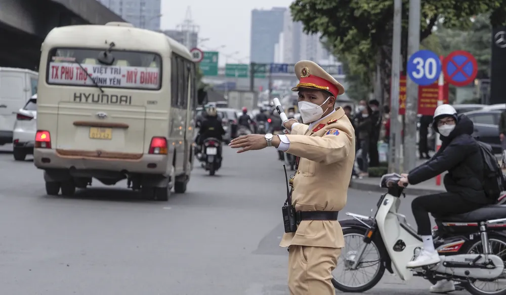Ngoài việc xử phạt, lực lượng CSGT được bố trí túc trực tại nơi có nút giao thông nhạy cảm, đặc biết là xung quanh khu vực bến xe khách để hướng dẫn, phân luồng cho người tham gia giao thông.