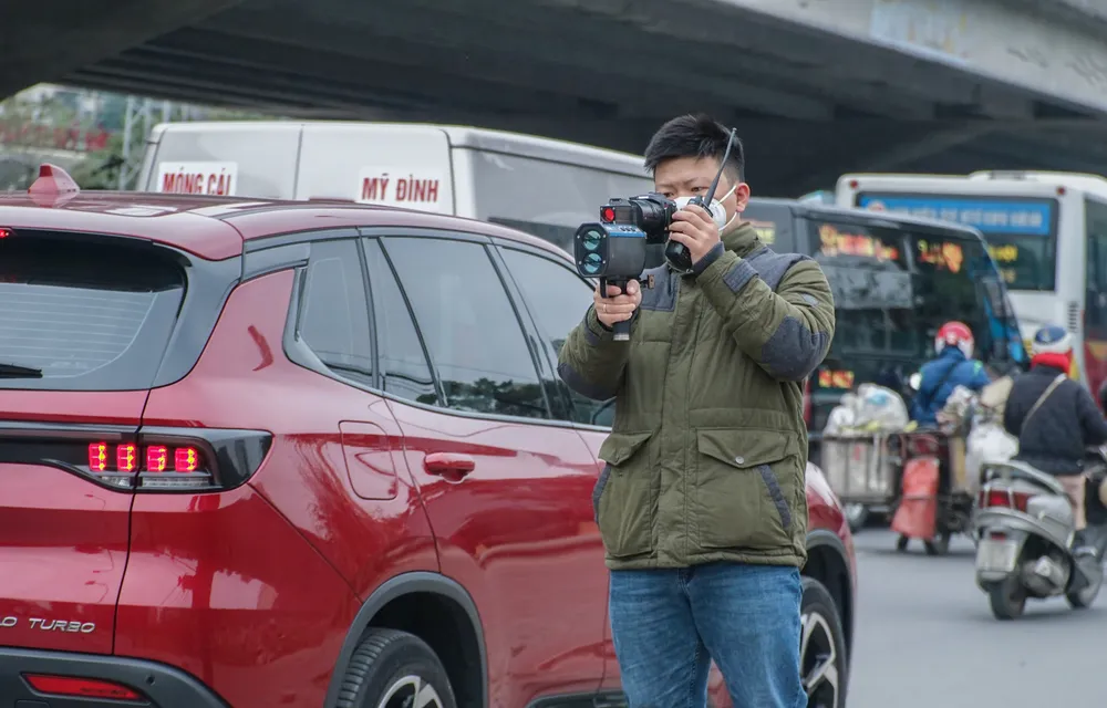 Để đảm bảo giao thông được thông suốt, Tổ công tác của Đội CSGT số 6, Công an TP Hà Nội đã hóa trang để ghi hình những trường hợp xe khách có hành vi dừng đỗ xe, rùa bò, đón trả khách sai định tại khu vực bến xe khách Mỹ Đình.