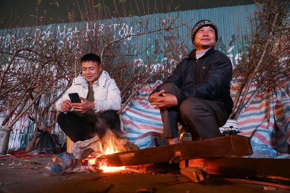 Dưới thời tiết lạnh giá về đêm, anh và mọi phải đốt lửa sưởi ấm.