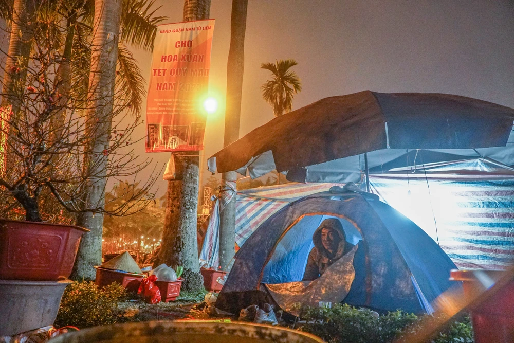 Đêm đến không khí rất lạnh, anh và gia đình vẫn phải thay phiên nhau túc trực để canh đào Tết.