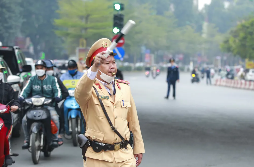 Lực lượng chức năng khá vất vả để phân luồng giao thông trong dịp này.