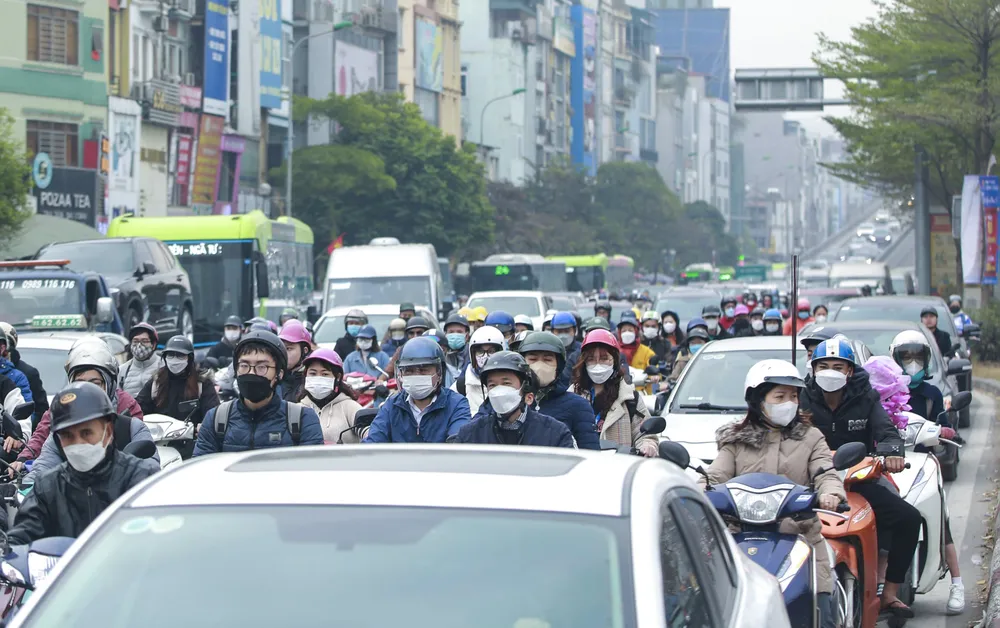 Tại khu vực đường Trường Chinh- Láng, nhiều phương tiện chen chúc, nhích từng chút một.