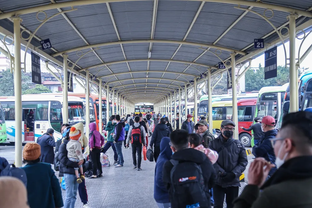 Càng về chiều lượng hành khách đến bến xe Giáp Bát ngày càng đông. Theo lãnh đạo Sở GTVT TP Hà Nội, dịp Tết Nguyên đán 2023, TP đã cấp 500 tem cho phương tiện vận tải hành khách tăng cường. Đến thời điểm hiện tại vẫn chưa có báo cáo về việc số lượng xe bị ảnh hưởng bởi khó khăn khi đi đăng kiểm.