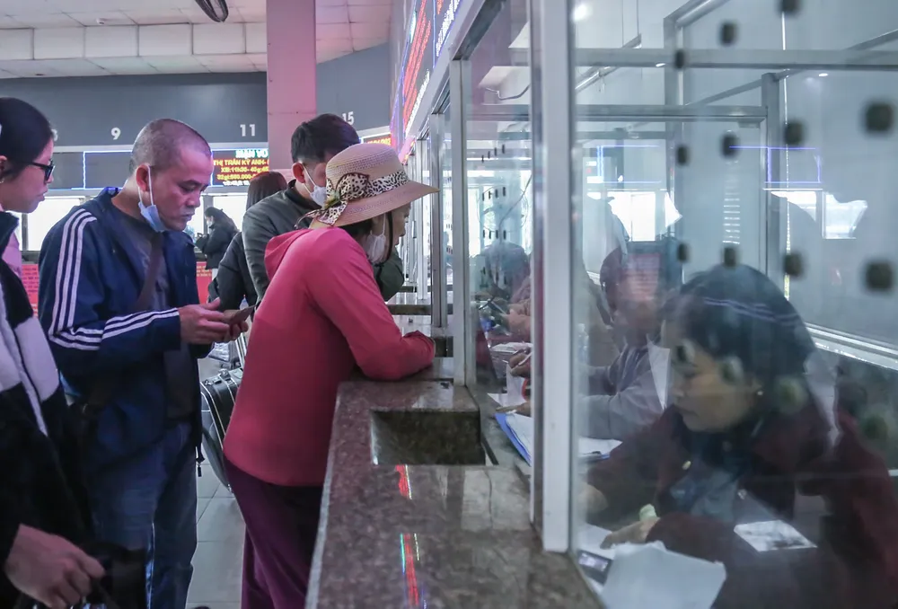 Tại các bến xe lớn ở Hà Nội như Giáp Bát, Nước Ngầm, Mỹ Đình nhiều người dân cũng vào mua vé để lên xe về quê sum họp cùng gia đình trong dịp Tết Nguyên đán 2023.