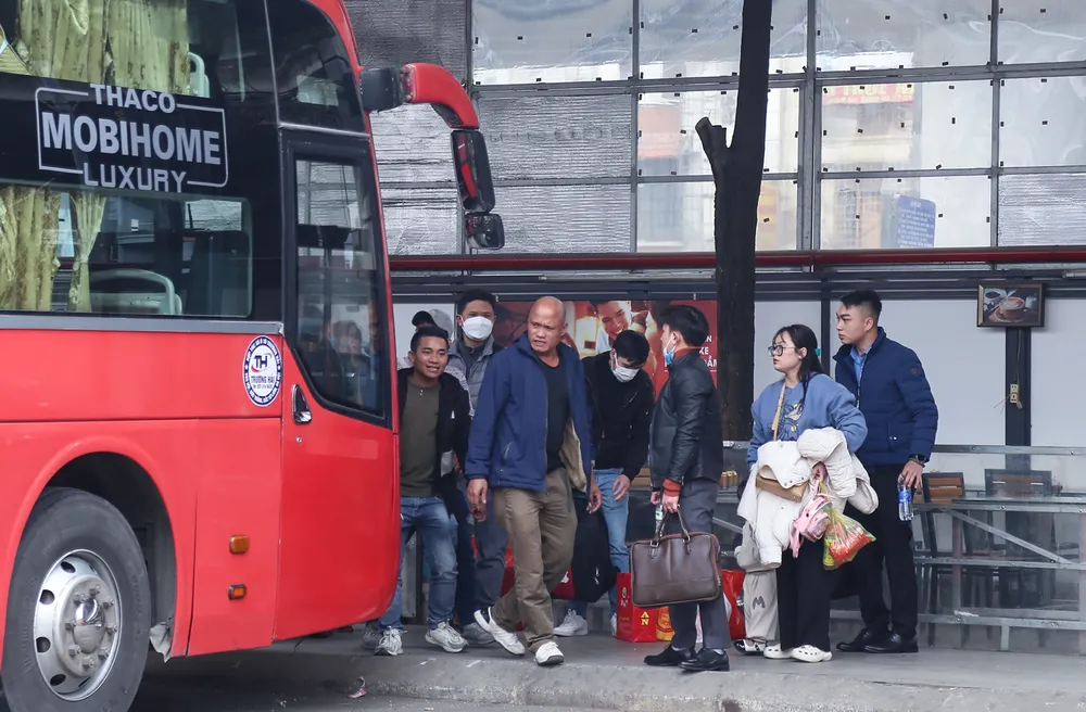 Hình ảnh hành khách chờ đợi giờ xe lăn bắn tại một bến xe.