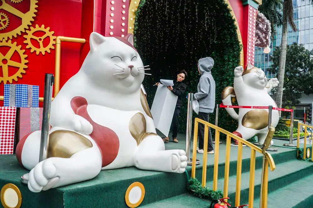 Tại khu vực dưới chân tòa nhà Lotte (quận Ba Đình, Hà Nội) hai linh vật mèo ngộ nghĩnh được đặt ở đây từ nhiều ngày nay cũng thu hút sự chú ý của nhiều người.