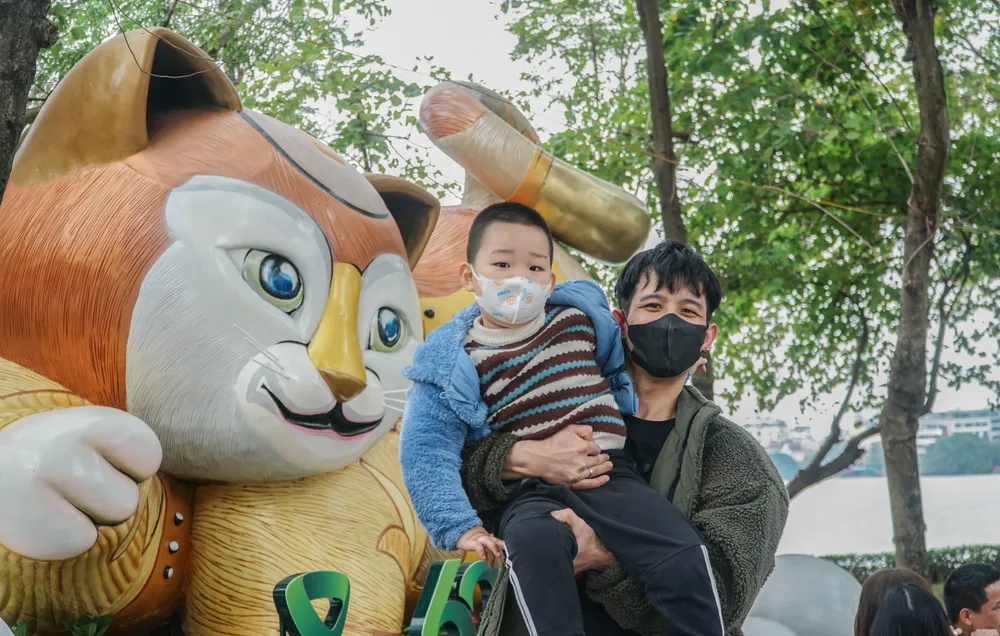 Nhiều người đã chụp ảnh lưu niệm cùng người thân bên linh vật mèo chào đón Xuân Qúy Mão 2023.