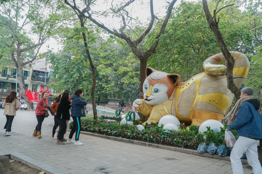 Từ vài ngày nay, một linh vật mèo khổng lồ được đặt tại bờ hồ Gươm đang thu hút sự chú ý của nhiều người.