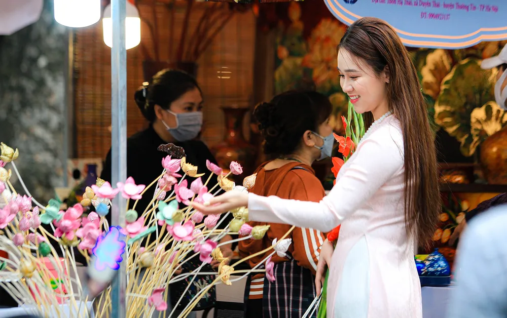 Không chỉ mua hàng, nhiều người còn tạo dáng chụp ảnh để lưu giữ những kỷ niệm trong dịp Tết Nguyên đán 2023. Không chỉ mua hàng, nhiều người còn tạo dáng chụp ảnh để lưu giữ những kỷ niệm trong dịp Tết Nguyên đán 2023.