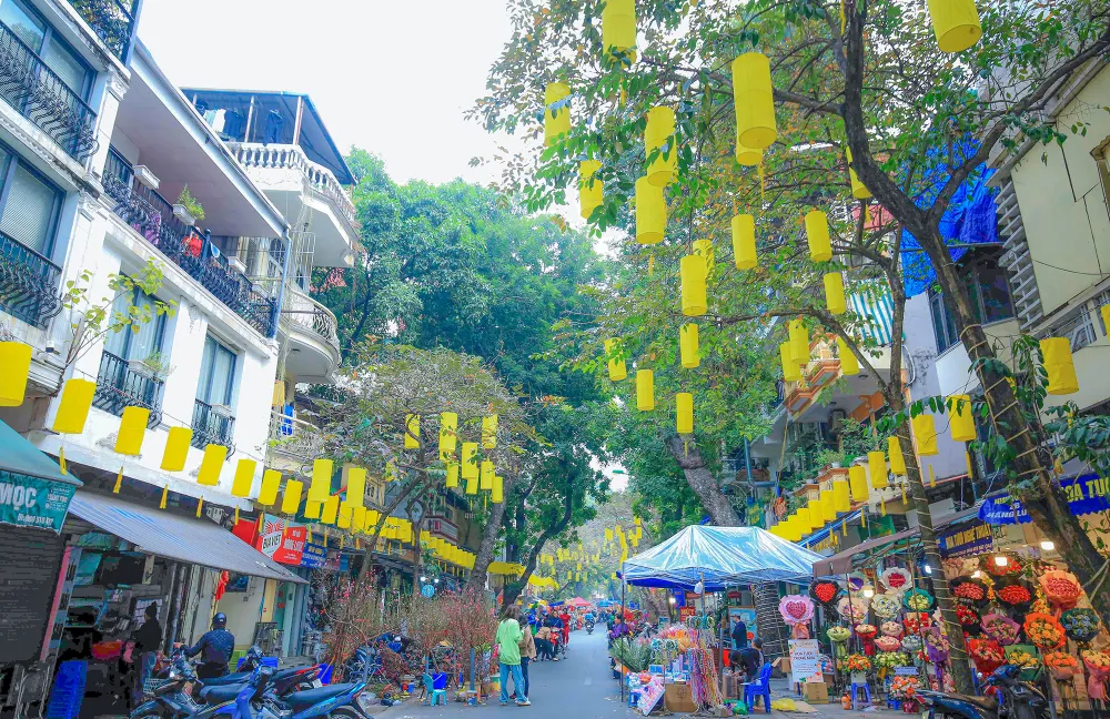 Cuối năm, chợ mở cửa bày bán đủ các loại cây cảnh, đồ cổ... để phục vụ nhu cầu của người dân trong dịp Tết Nguyên đán. Cuối năm, chợ mở cửa bày bán đủ các loại cây cảnh, đồ cổ... để phục vụ nhu cầu của người dân trong dịp Tết Nguyên đán.