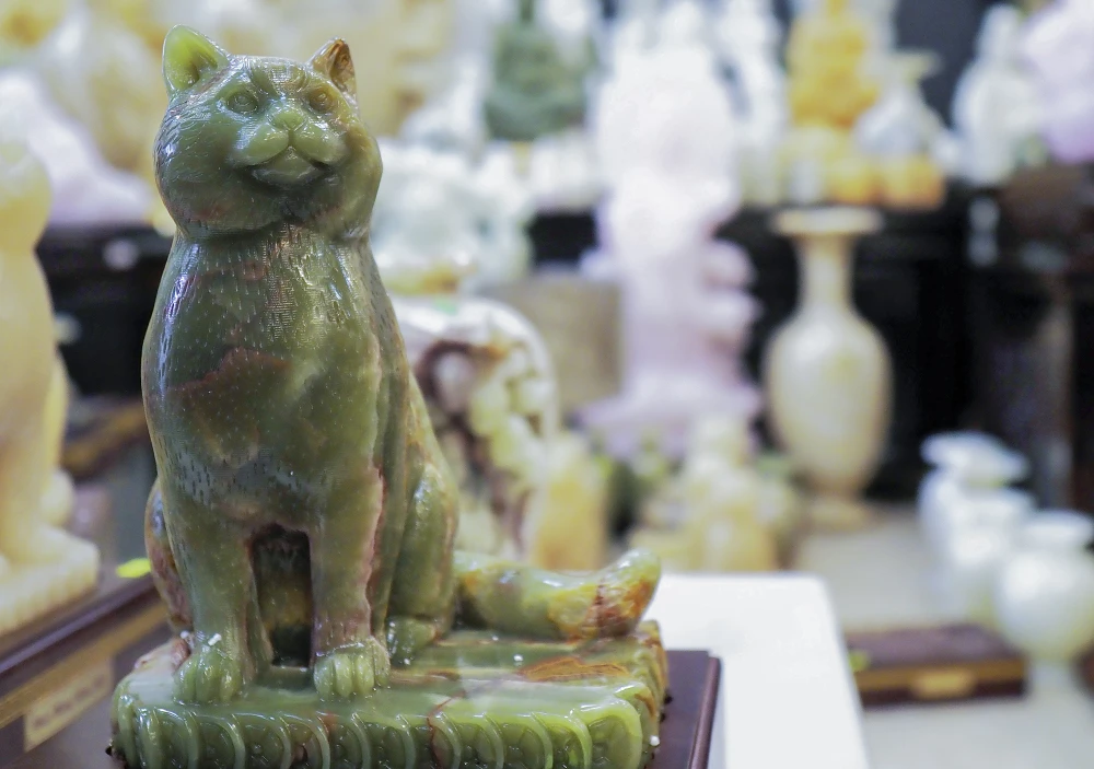 Mèo cũng là biểu tượng của sự giàu có và một cuộc sống sung túc, ấm no, hạnh phúc; hút tiền tài, an khang thịnh vượng, sự nghiệp phát triển, thích hợp bày trí trong văn phòng...