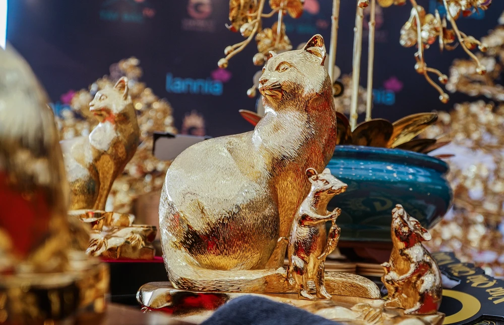 Mèo bằng đồng mạ vàng 24k cũng khá hút khách.