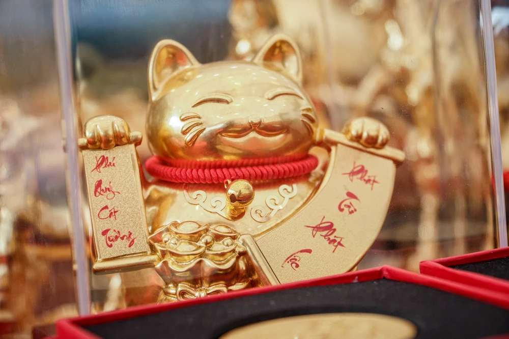 Tượng Mèo Tài Lộc có thân hình đầy đặn, thế ngồi vững chãi, vẻ mặt hồn nhiên, hạnh phúc và vui tươi.