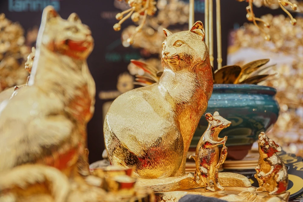Theo anh Hoàng Văn Định, phụ trách kinh doanh Công ty CP Mai Vàng Rồng Việt, cho biết những mẫu mèo được làm bằng đồng dát vàng như vậy có giá bán từ vài triệu đến cả chục triệu đồng, phục vụ tất cả các đối tượng khách hàng.