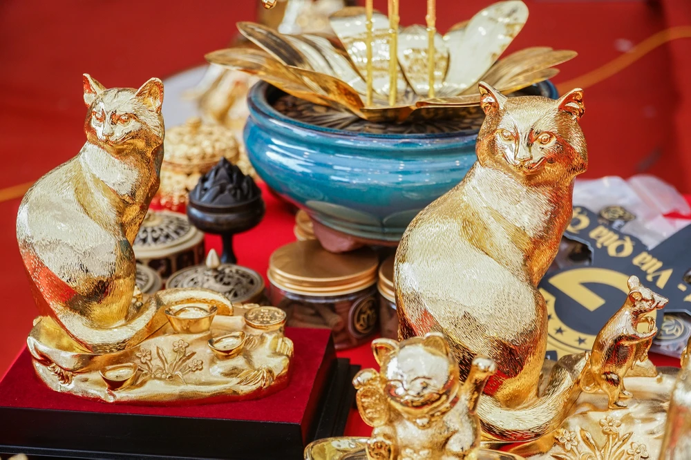 Mèo vốn là con vật rất gần gũi với con người, do đó vào dịp Tết Nguyên đán 2023, những linh vật mèo được nhiều người chơi mua về để trang trí, hay tặng đối tác, người thân...