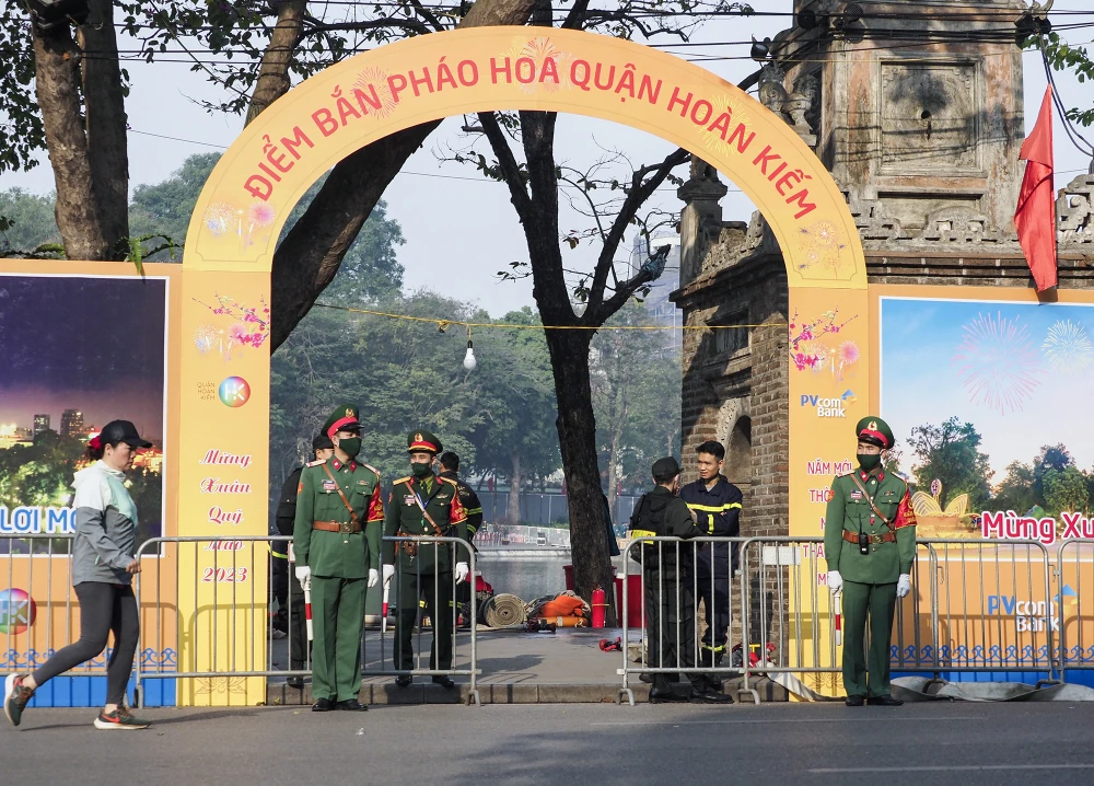"Trận địa" pháo hoa tầm cao ở Hồ Gươm là 1 trong 31 địa điểm bắn pháo hoa đêm Giao thừa Tết Quý Mão 2023 ở Thủ đô. Các giàn pháo hoa hướng về trung tâm Hồ Gươm, tháp Rùa. "Trận địa" pháo hoa tầm cao ở Hồ Gươm là 1 trong 31 địa điểm bắn pháo hoa đêm Giao thừa Tết Quý Mão 2023 ở Thủ đô. Các giàn pháo hoa hướng về trung tâm Hồ Gươm, tháp Rùa.