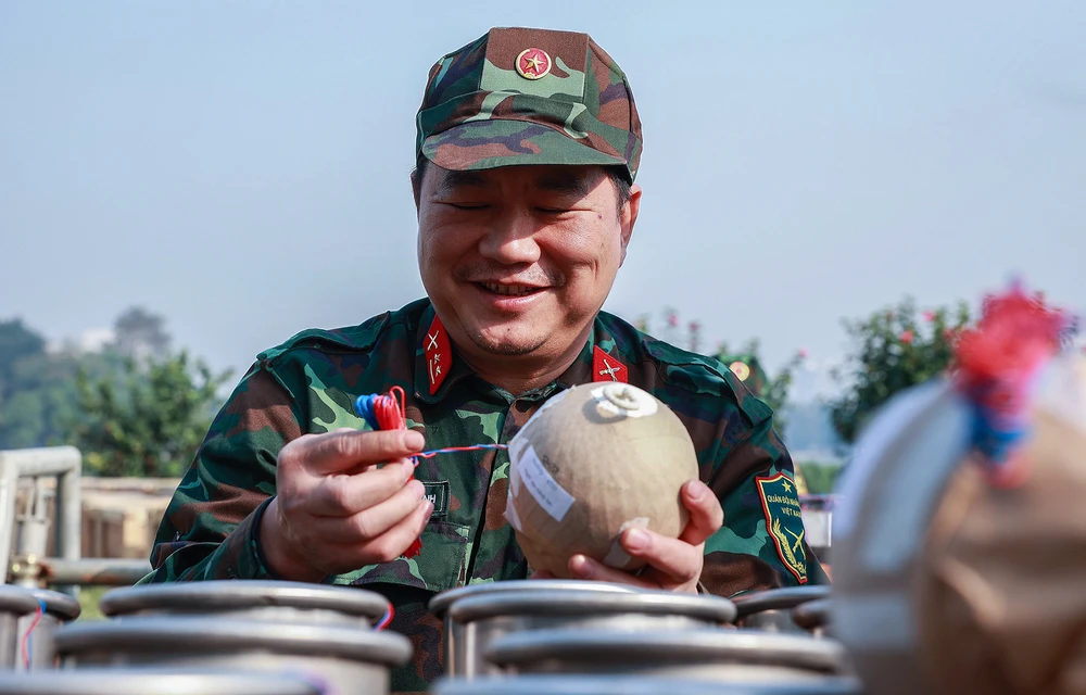 Trong đó có 4 điểm pháo hoa tầm cao - hỏa thuật, 3 điểm pháo hoa tầm cao - tầm thấp và 24 điểm tầm thấp... Hiện tất cả các trận địa pháo hoa ở Hà Nội đã sẵn sàng phục vụ nhân dân vào đêm giao thừa. Trong đó có 4 điểm pháo hoa tầm cao - hỏa thuật, 3 điểm pháo hoa tầm cao - tầm thấp và 24 điểm tầm thấp... Hiện tất cả các trận địa pháo hoa ở Hà Nội đã sẵn sàng phục vụ nhân dân vào đêm giao thừa.