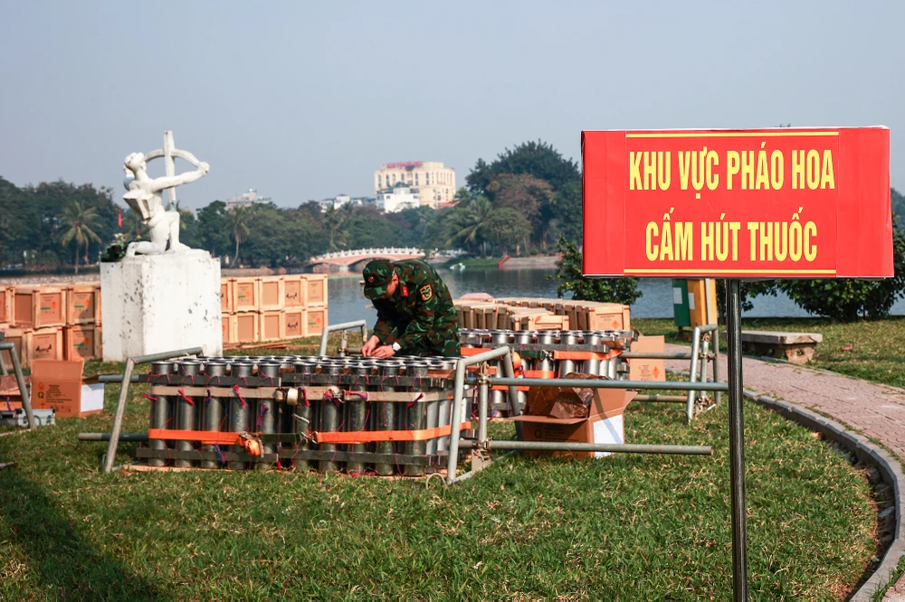 Còn đây là hình ảnh cán bộ, chiến sĩ Ban Chỉ huy quân sự quận Hai Bà Trưng triển khai lắp đặt pháo hoa tại khu vực Công viên Thống Nhất. Còn đây là hình ảnh cán bộ, chiến sĩ Ban Chỉ huy quân sự quận Hai Bà Trưng triển khai lắp đặt pháo hoa tại khu vực Công viên Thống Nhất.