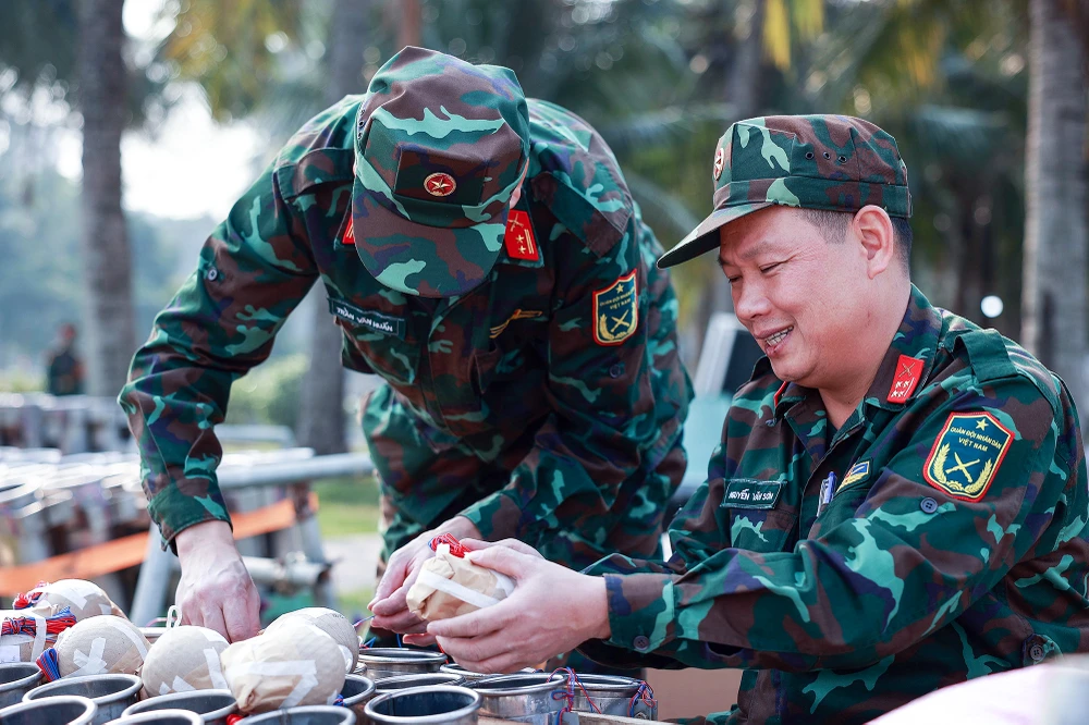 Tại đây, việc lắp đặt gồm 60 quả pháo hoa tầm cao, 90 thùng pháo hoa tầm thấp kết hợp với hoả thuật. Tại đây, việc lắp đặt gồm 60 quả pháo hoa tầm cao, 90 thùng pháo hoa tầm thấp kết hợp với hoả thuật.