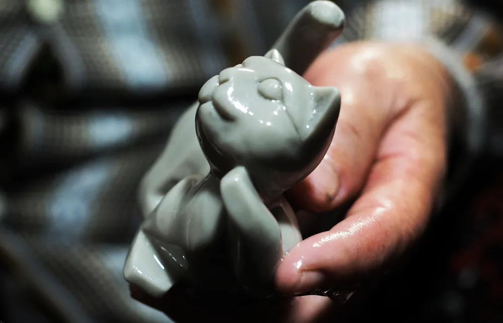 &quot;Trong lĩnh vực điêu khắc, việc làm nên hình tượng gia đình mèo là cực kỳ khó, mèo bố phải toát lên được vẻ thông thái, mạnh mẽ, cương quyết và đầy rắn rỏi; mèo mẹ có dáng dịu dàng, che chở các con; mèo con phải có vẻ nhanh nhẹn, tinh nghịch…&quot; - ông Dũng chia sẻ