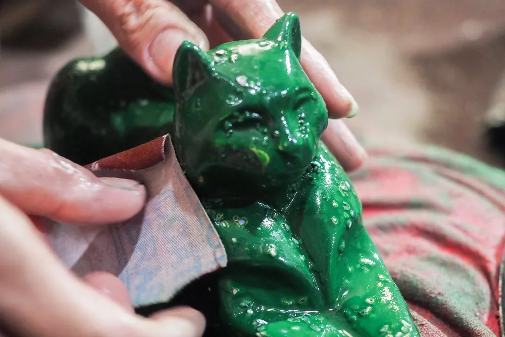 Từ tạo mẫu tinh xảo đến phủ lớp sơn mài, đánh bóng đòi hỏi người nghệ nhân phải tỉ mẩn và yêu nghề.