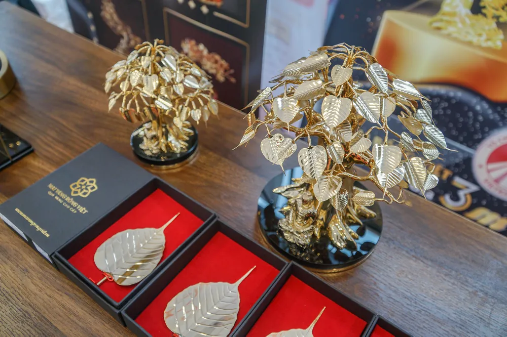 Những ngày cận Tết Nguyên đán 2023, tại khu vực gần Sân vận động Mỹ Đình, TP Hà Nội xuất hiện các tác phẩm cây bồ đề được làm từ đồng mạ vàng 24k thu hút nhiều người. Những ngày cận Tết Nguyên đán 2023, tại khu vực gần Sân vận động Mỹ Đình, TP Hà Nội xuất hiện các tác phẩm cây bồ đề được làm từ đồng mạ vàng 24k thu hút nhiều người.