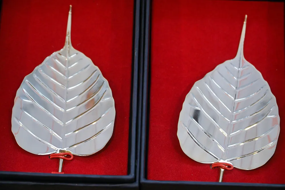 Theo người bán hàng, sản phẩm bồ đề mạ vàng mặc dù mới mẻ trên thị trường nhưng dịp Tết Nguyên đán năm nay được khá nhiều người lựa chọn. Theo người bán hàng, sản phẩm bồ đề mạ vàng mặc dù mới mẻ trên thị trường nhưng dịp Tết Nguyên đán năm nay được khá nhiều người lựa chọn.