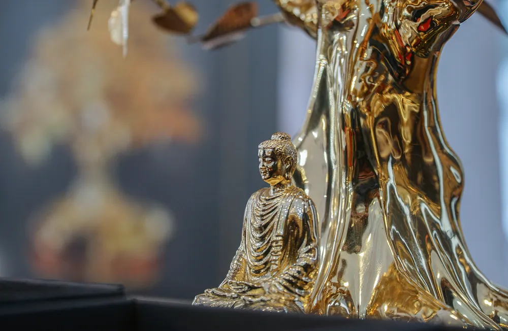 “Đây là cây bồ đề đạo tràng, nơi đức Phật đã tu luyện để thành chính quả, từ đó truyền bá tư tưởng phật giáo đến với chúng sinh. Tôi muốn tạo ra cây bồ đề mạ vàng với tâm nguyện lan tỏa giá trị phật giáo cho phật tử trên mọi miền tổ quốc và nước ngoài”- ông Ngọc nói. “Đây là cây bồ đề đạo tràng, nơi đức Phật đã tu luyện để thành chính quả, từ đó truyền bá tư tưởng phật giáo đến với chúng sinh. Tôi muốn tạo ra cây bồ đề mạ vàng với tâm nguyện lan tỏa giá trị phật giáo cho phật tử trên mọi miền tổ quốc và nước ngoài”- ông Ngọc nói.