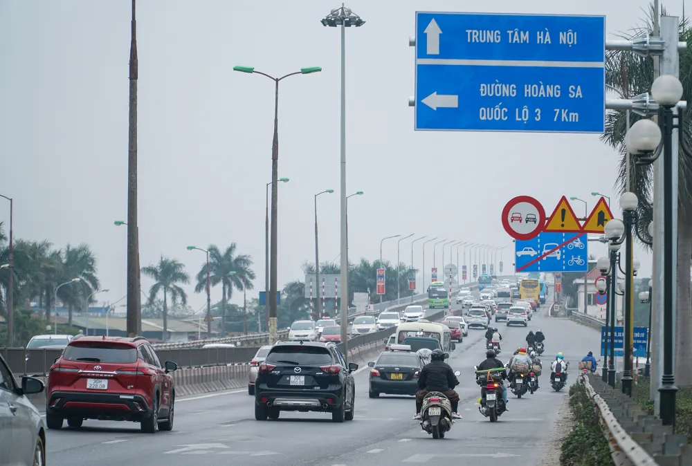 Theo ghi nhận tại nhiều tuyến đường dẫn vào TP Hà Nội vào chiều ngày 26-1 (tức mùng 5 Tết Nguyên đán) nhiều người dân đã trở lại Thủ đô để ngày mai bắt đầu trở lại làm việc. Theo ghi nhận tại nhiều tuyến đường dẫn vào TP Hà Nội vào chiều ngày 26-1 (tức mùng 5 Tết Nguyên đán) nhiều người dân đã trở lại Thủ đô để ngày mai bắt đầu trở lại làm việc.