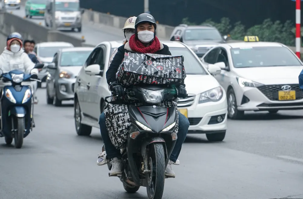 Nhiều người mang theo hành lý lỉnh kỉnh khi trở lại Thủ đô. Nhiều người mang theo hành lý lỉnh kỉnh khi trở lại Thủ đô.