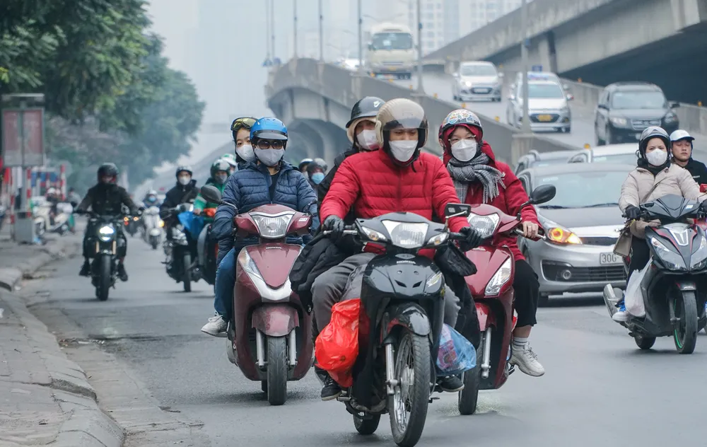 Tại đường Khuất Duy Tiến, mặc dù không phải chen chúc hay đi lên vỉa hè như trước, nhưng người tham gia giao thông ở đây bắt đầu phải di chuyển chậm chạp. Tại đường Khuất Duy Tiến, mặc dù không phải chen chúc hay đi lên vỉa hè như trước, nhưng người tham gia giao thông ở đây bắt đầu phải di chuyển chậm chạp.