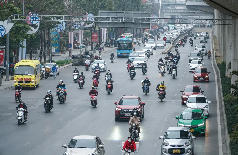 Tình trạng trên cũng xuất hiện trên đường Nguyễn Trãi ở cả hai chiều. Tình trạng trên cũng xuất hiện trên đường Nguyễn Trãi ở cả hai chiều.