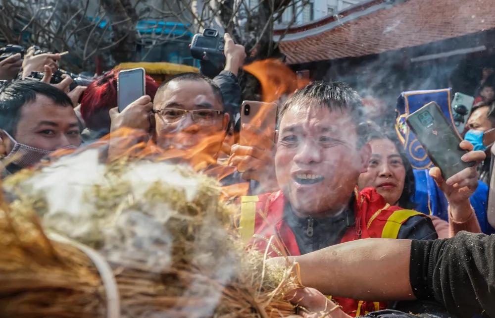 Sáng ngày 29-1 (tức mùng 8 Tết năm Qúy Mão), nhiều người dân phường Xuân Phương, quận Nam Từ Liêm, TP Hà Nội đã có mặt đông đủ tại đình làng Thị Cấm để tham gia hội thi nấu cơm.