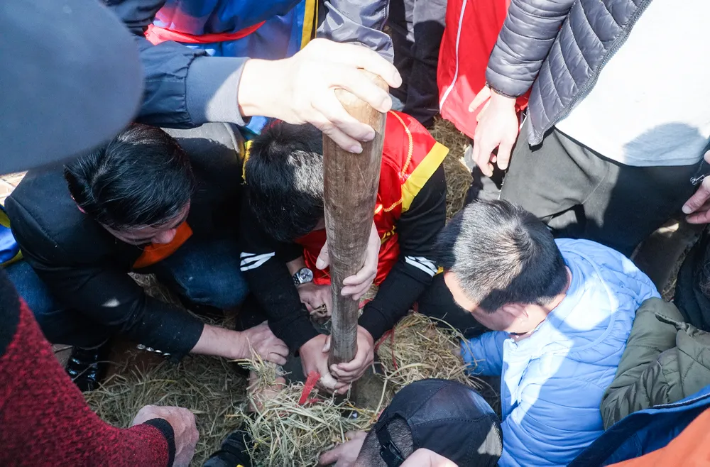 Trong tiếng trống rộn ràng, với sự cổ vũ nhiệt tình của dân làng và khách thập phương, bốn đội thi với đồng phục khác nhau, mỗi đội 10 người gồm cả nam và nữ đại diện cho bốn giáp của làng. Phần thi kéo lửa được diễn ra ngay trước cửa chính của đình.