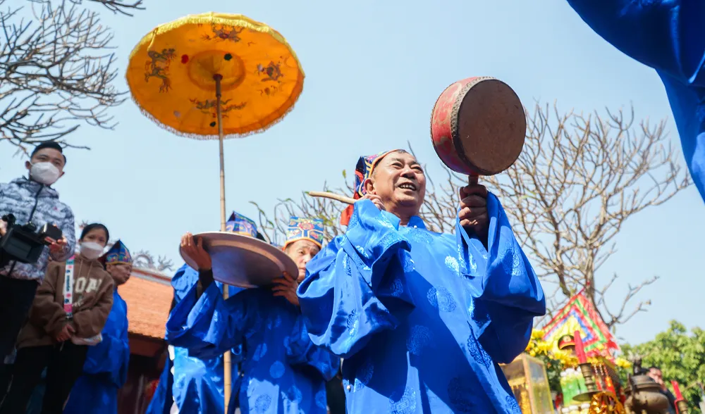 Để kéo dài thời gian cho cơm được chín đều, các đội sẽ tạo nên những đống tro giống nhau và vùi nồi cơm vào bất kì một đống tro.