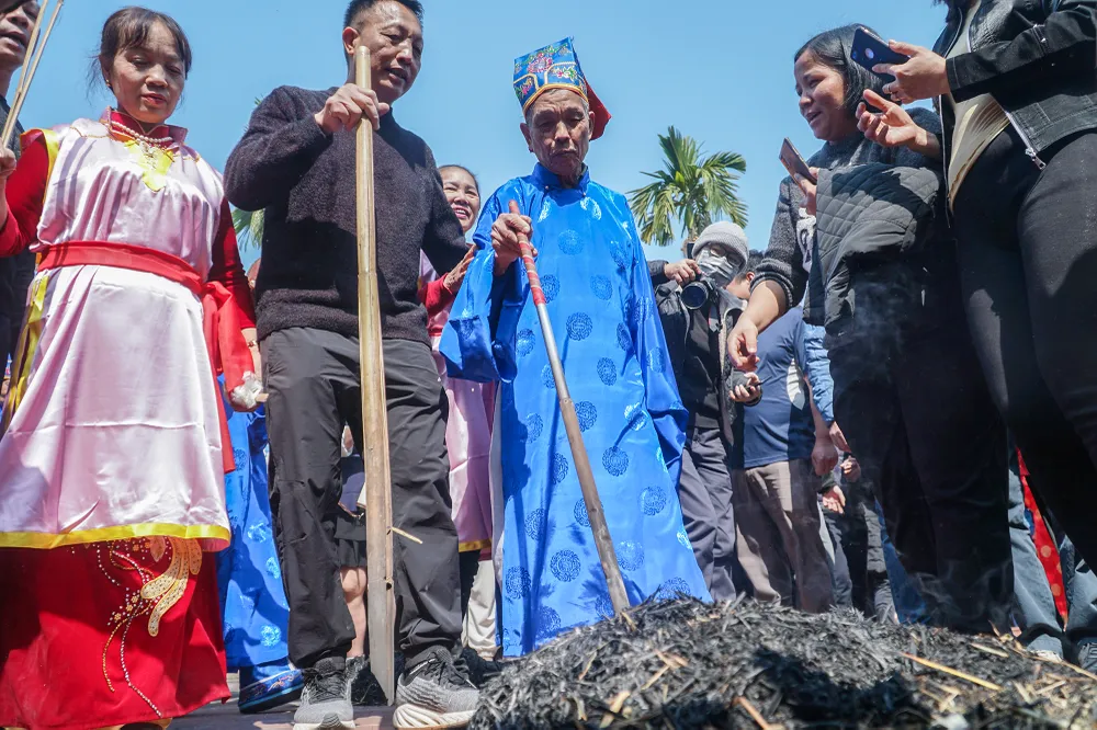 Đại diện ban giám khảo sẽ phải tìm nồi cơm trong các đống tro than đó.