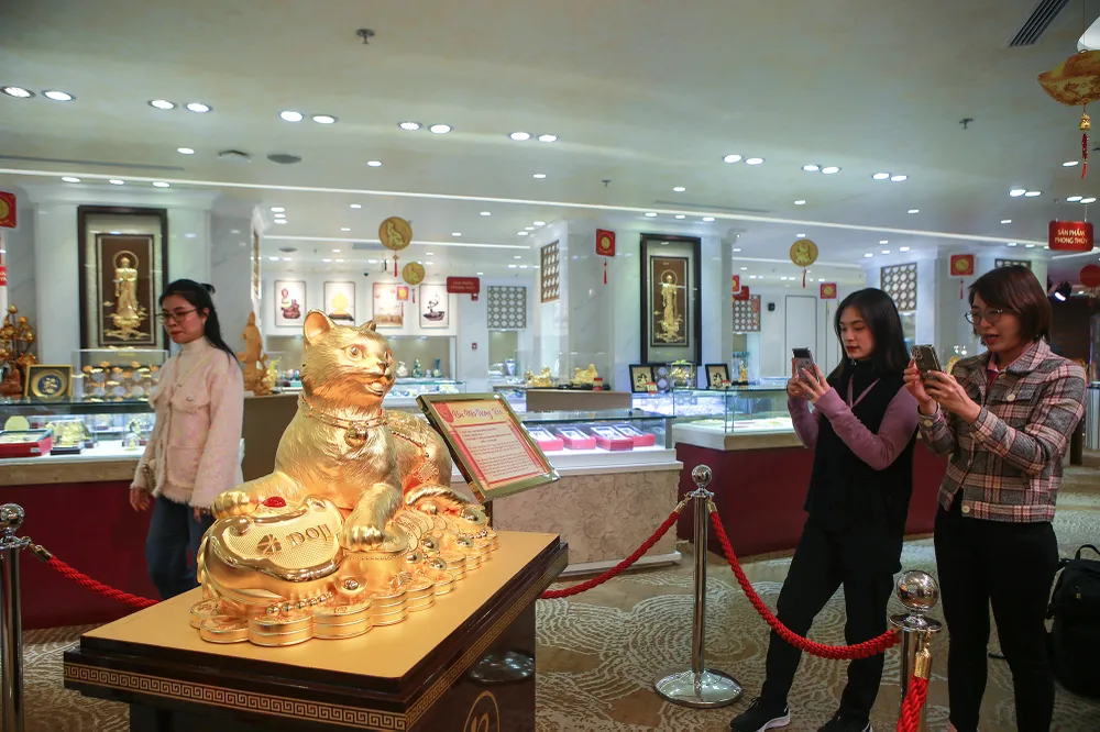 Trong số đó, tác phẩm mèo bằng vàng có trọng lượng 48 kg, tương đương 1279,968 lượng vàng. Tượng mèo vàng có tên gọi &quot; Kim Mão Vương Bảo&quot; của DOJI đang được trưng bày tại tầng 5 tòa nhà DOJI Tower, 5 Lê Duẩn, Hà Nội.